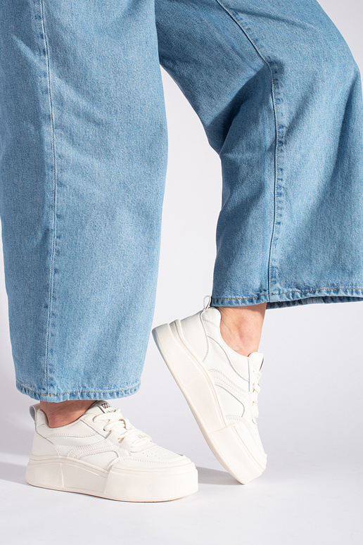 Valged klassikalise mudeli naiste...