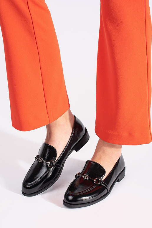 Mustad läikivad naiste mokasiinid...