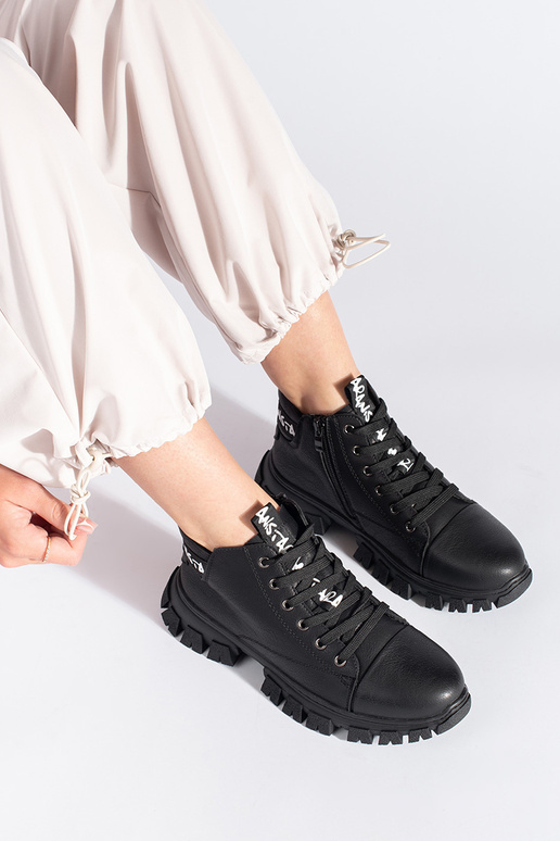 Pealiste poolsaapad Sergio Leone...