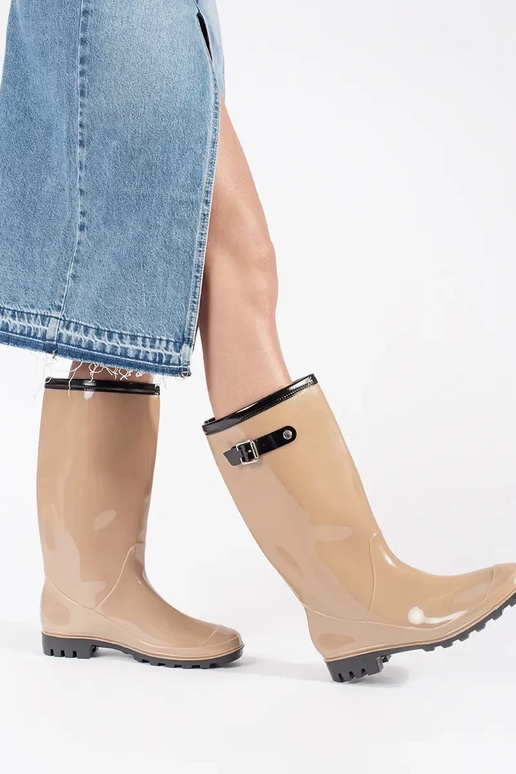 Beežid lakk-kumisaapad