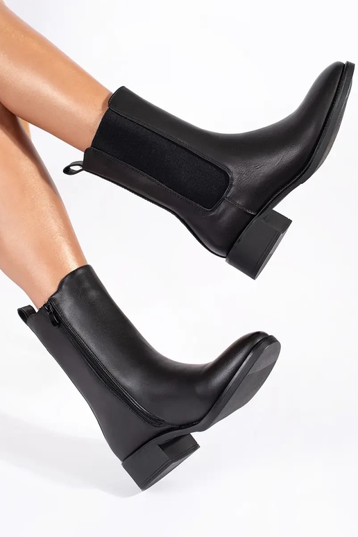 mustad Naiste kingad madalal postil