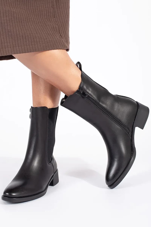 mustad Naiste kingad madalal postil