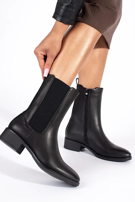 mustad Naiste kingad madalal postil