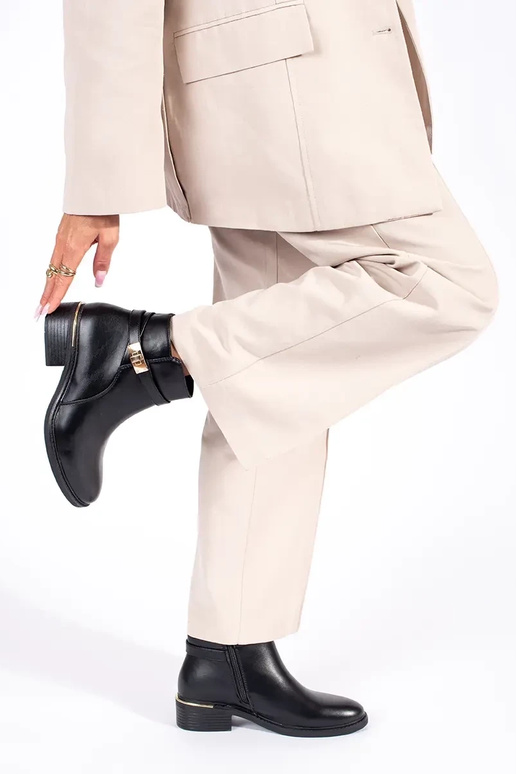 mustad naiste kingad kuldsete...