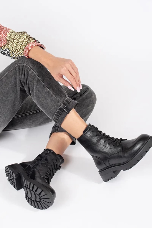 Mustad nahast platvormkingad naistele...