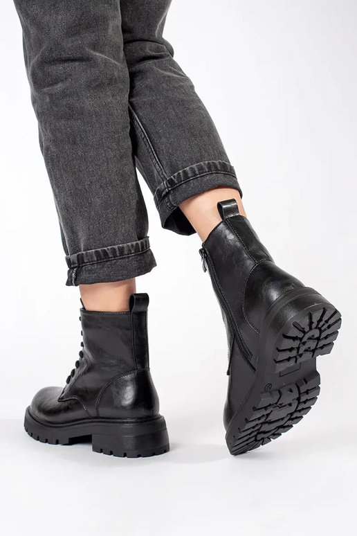 Mustad nahast platvormkingad naistele...