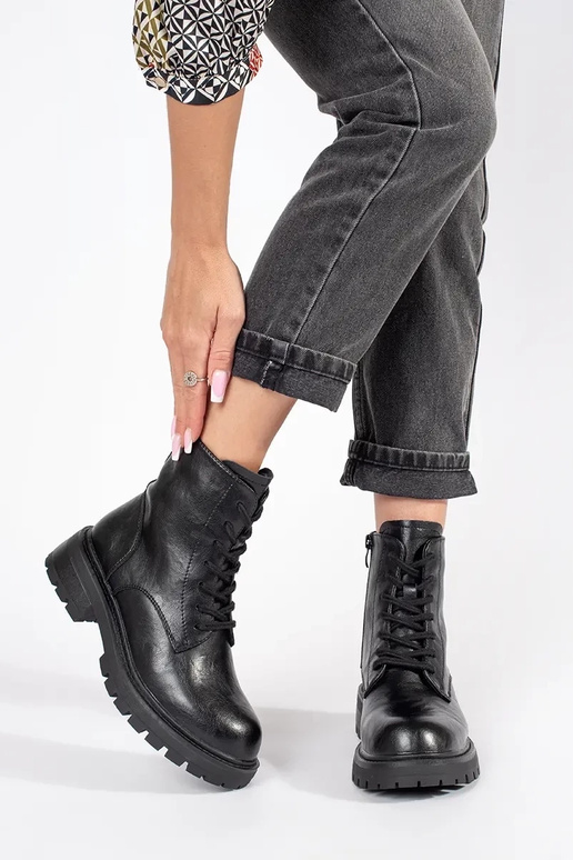 Mustad nahast platvormkingad naistele...