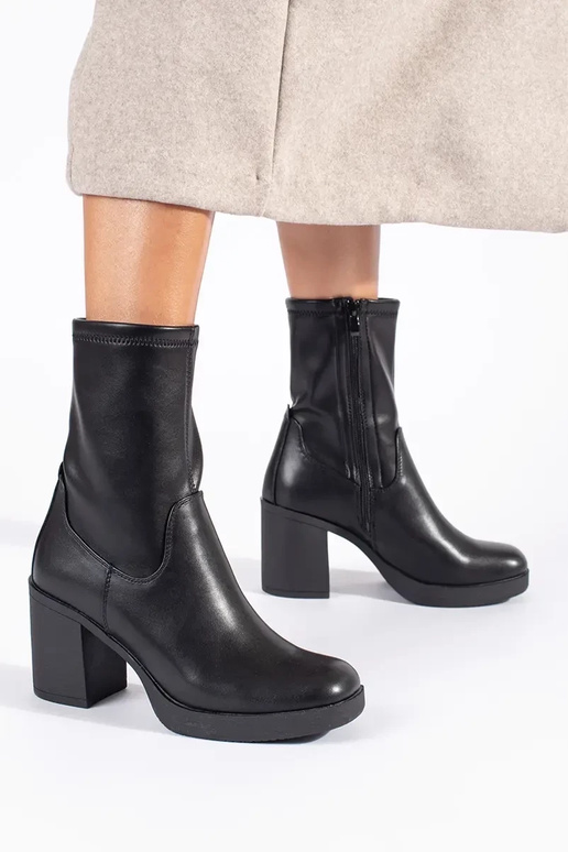 mustad naiste kingad kontsa peal...