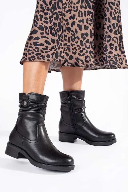 mustast nahast isolatsiooniga naiste...