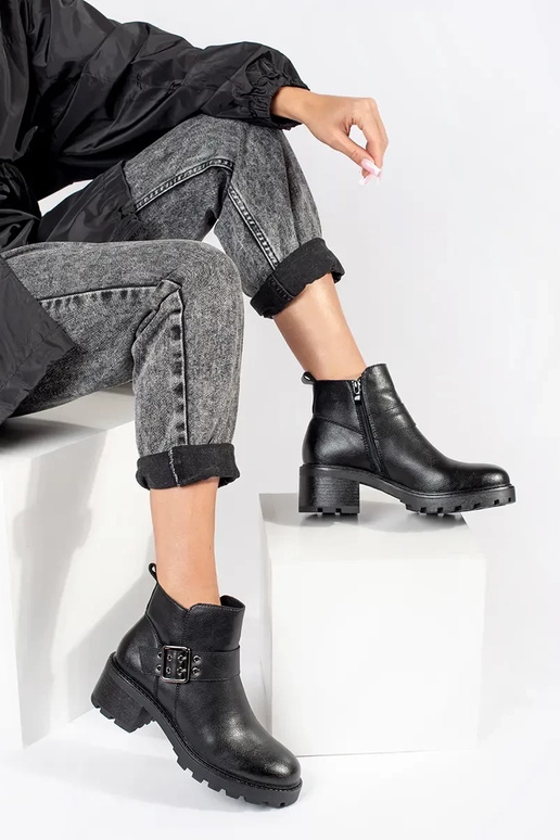 Naised mustad nahast kingad... Naised mustad nahast kingad...