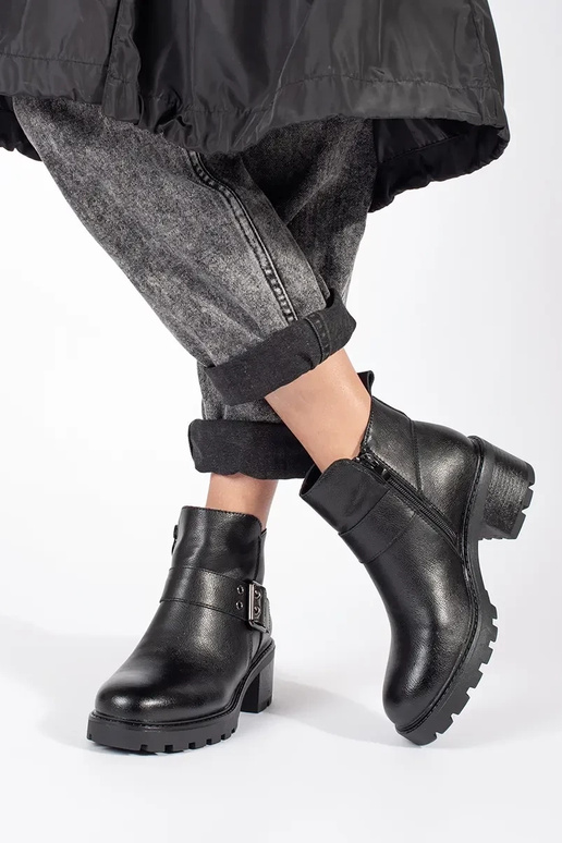 Naised mustad nahast kingad... Naised mustad nahast kingad...