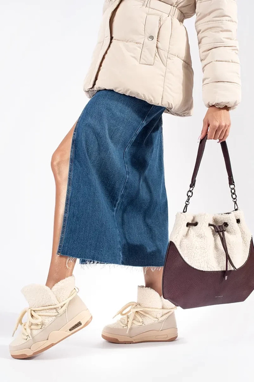 Beežid naiste paksul tallal olevad...