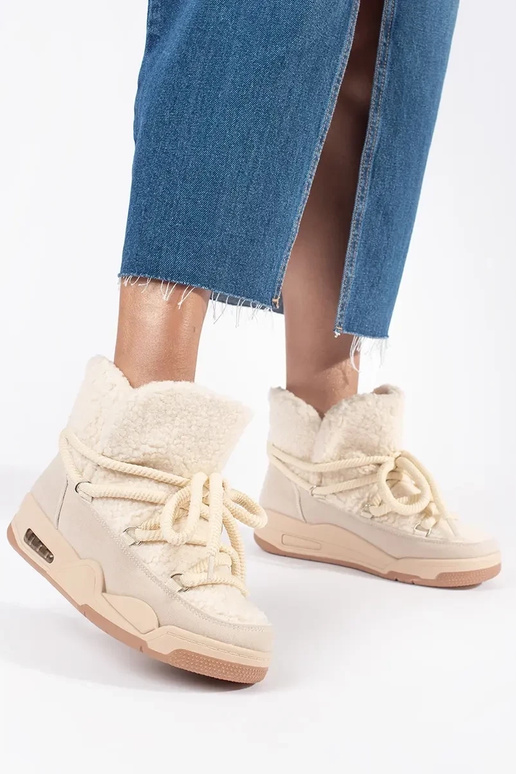 Beežid naiste paksul tallal olevad...