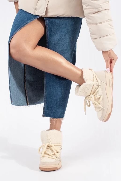 Beežid naiste paksul tallal olevad...