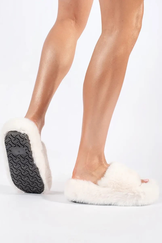 Beežid karusnahast platvormsandaalid Beežid karusnahast platvormsandaalid