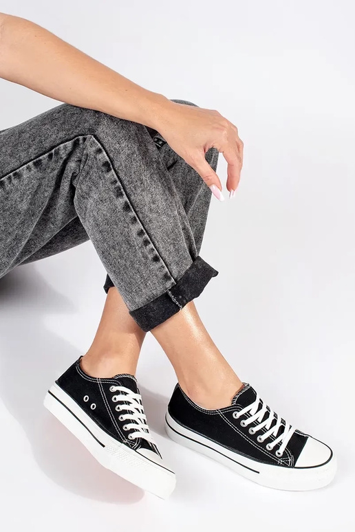 Mustad klassikalised naiste pitsiga...