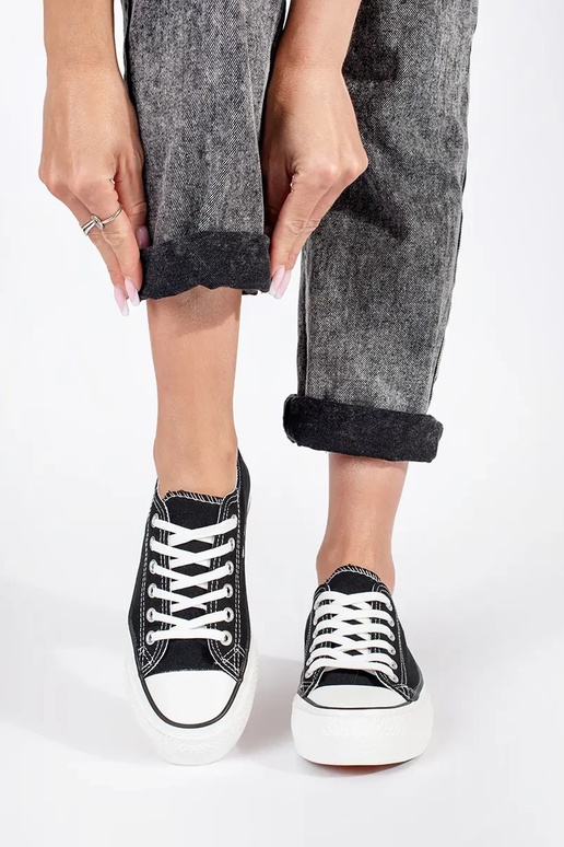 Mustad klassikalised naiste pitsiga...