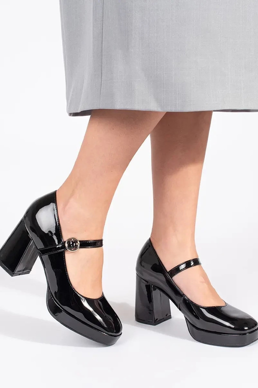 Mustad naiste lakksaapad, millel on...