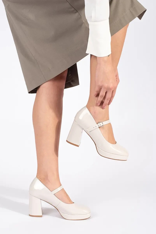 Beežid naiste lakksaapad, millel on...