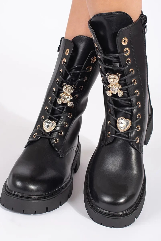 Mustad pitsiga platvormkingad