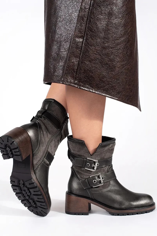 Tumepruunid naiste lukkurihmadega...