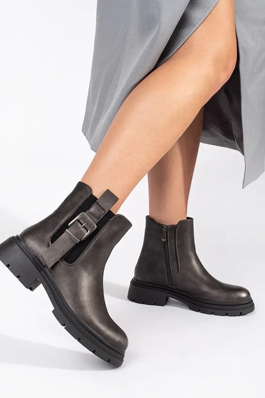 Tumepruunid solkidega kingad