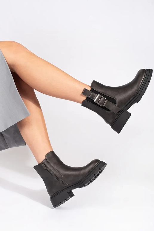 Tumepruunid solkidega kingad