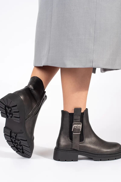 Tumepruunid solkidega kingad