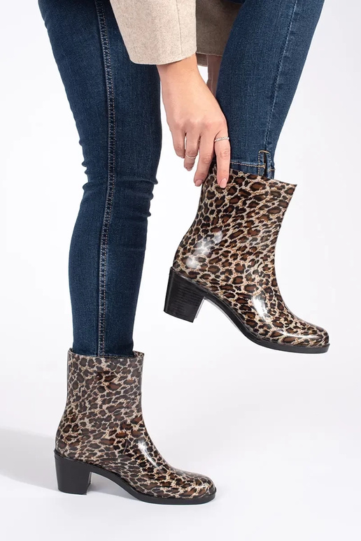 Kummikud naiste omad kõrgetel...