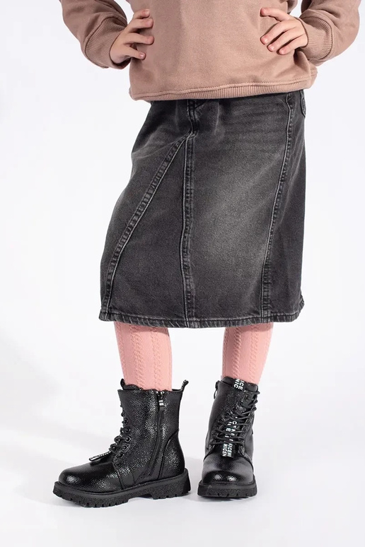 msuud pitsitud lumesaapad isoleeritud...