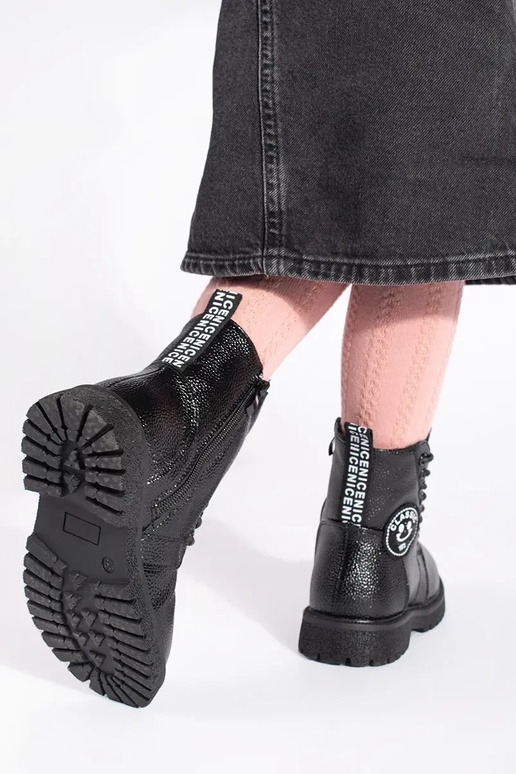 msuud pitsitud lumesaapad isoleeritud...