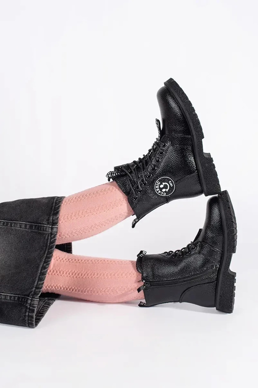 msuud pitsitud lumesaapad isoleeritud...