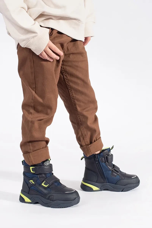 tumesinist värvi isoleeritud...