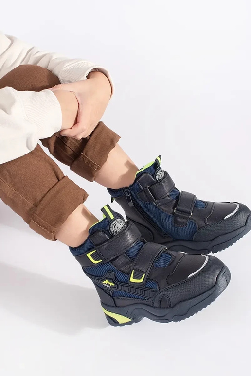 tumesinist värvi isoleeritud...