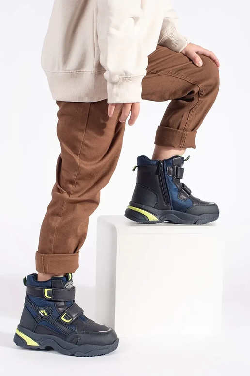 tumesinist värvi isoleeritud...