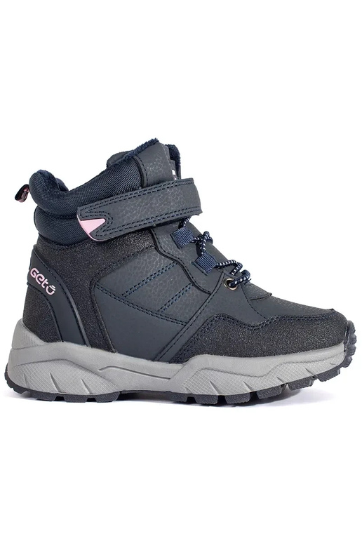 tumesinist värvi isoleeritud...