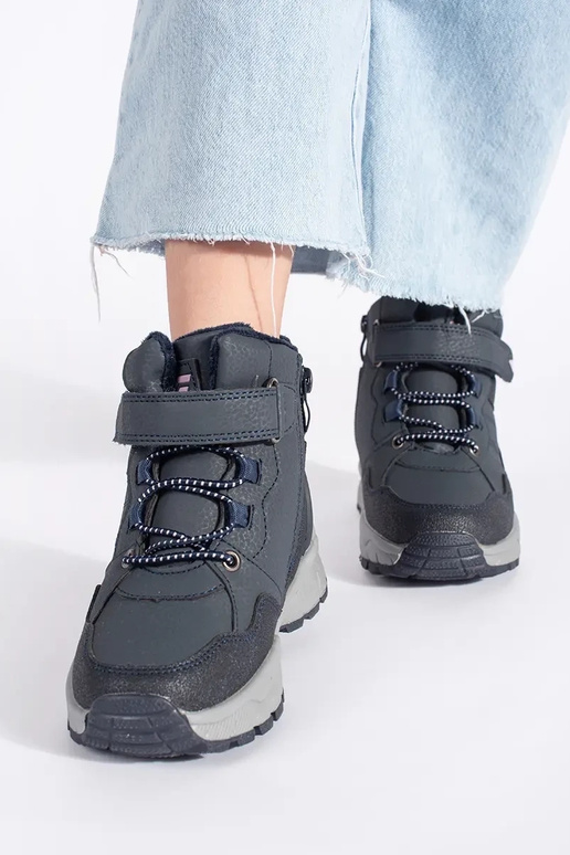 tumesinist värvi isoleeritud...