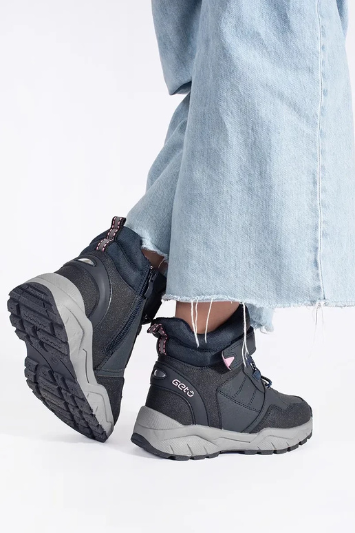 tumesinist värvi isoleeritud...