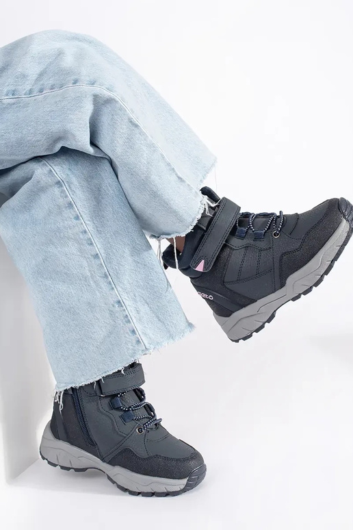 tumesinist värvi isoleeritud...