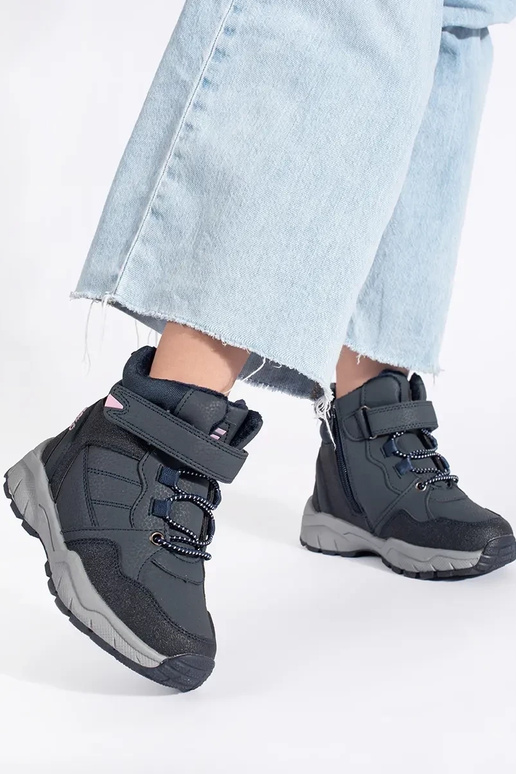 tumesinist värvi isoleeritud...