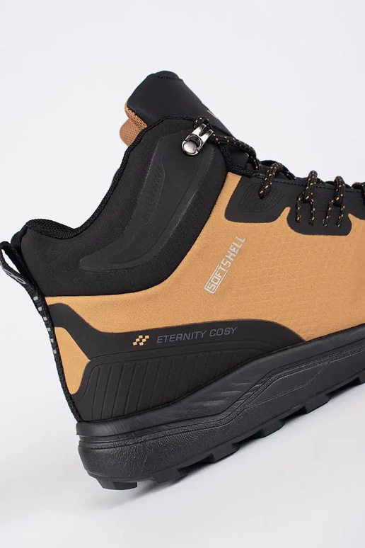 Must-pruunid värvi kõrge meeste omad...