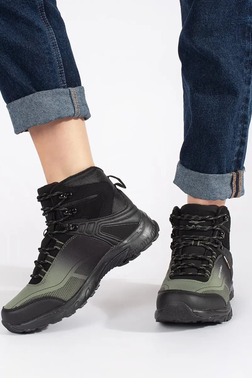 Must-roheline Sellel ontkajalatsid Must-roheline Sellel ontkajalatsid