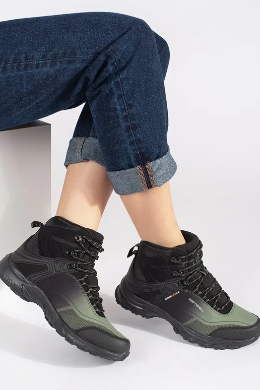 Must-roheline Sellel ontkajalatsid Must-roheline Sellel ontkajalatsid