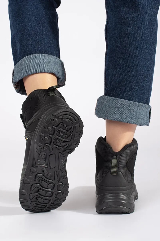 Must-roheline Sellel ontkajalatsid Must-roheline Sellel ontkajalatsid