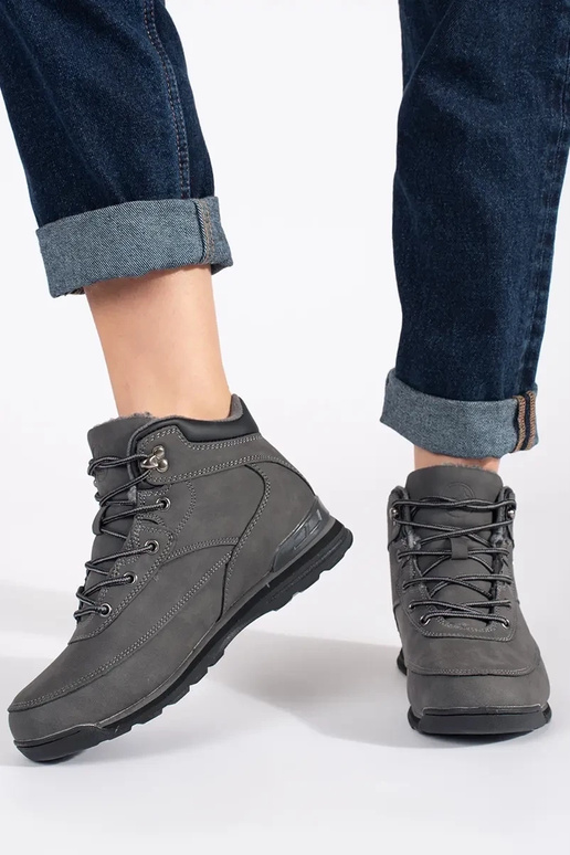 Halli värvi isoleeritud kingad Halli värvi isoleeritud kingad