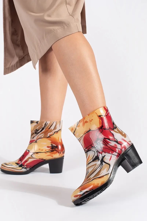 Mitmevärvilised kummist kingad...