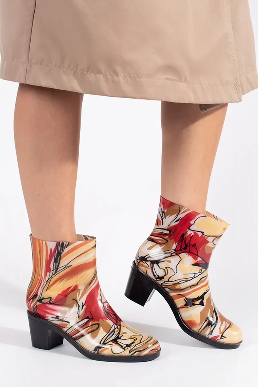 Mitmevärvilised kummist kingad...