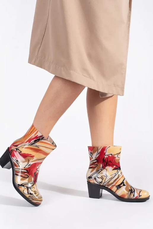 Mitmevärvilised kummist kingad...