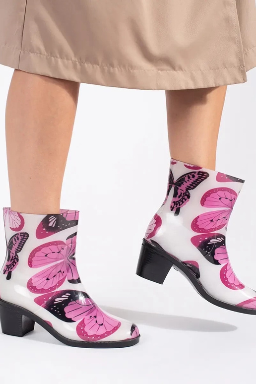 Kummikud sisse motyle kõrgetel kontsadel