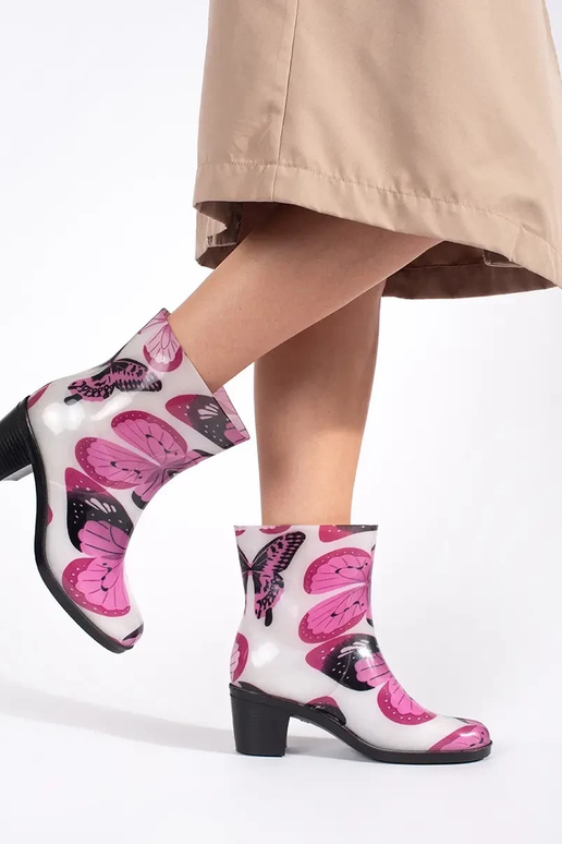 Kummikud sisse motyle kõrgetel kontsadel